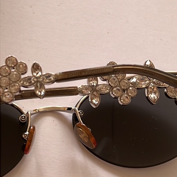 LOUIS VUITTON Swarovski Cat-Eye Fleur Sunglasses - Picture 6 of 16